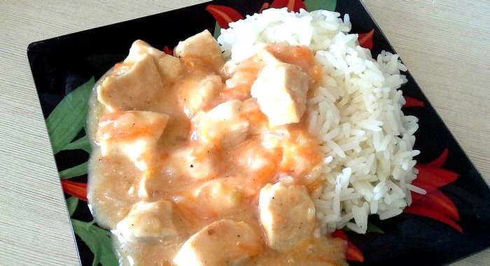 Гуляш из куриной грудки с помидорами