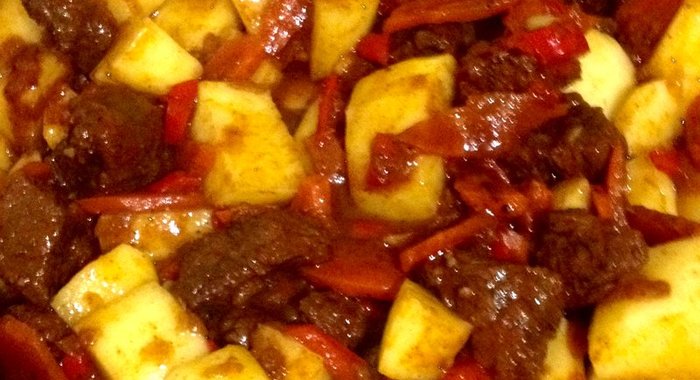 Гуляш из говядины с картофелем