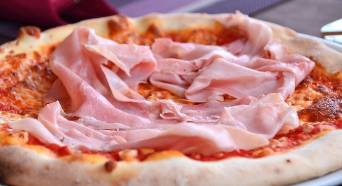 Пицца с ветчиной