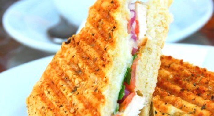 Бутерброд с отварной курицей