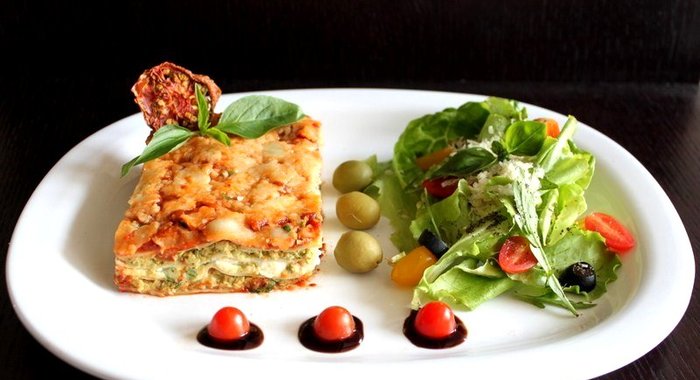 Лазанья с курицей, рикоттой и соусом песто