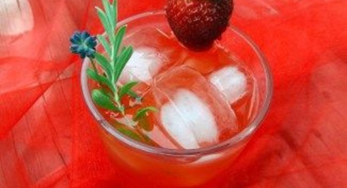 Клубнично-лавандовый лимонад