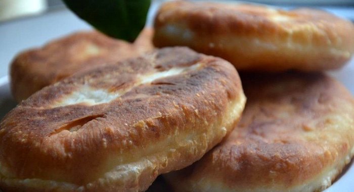 Пирожки жареные с картофелем и колбасой