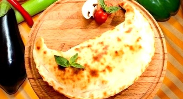 Пицца закрытая с курицей