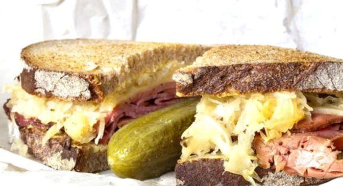 Лосось на ржаном хлебе с квашеной капустой и хреном