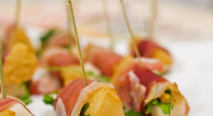 Канапе с грушей и хамоном