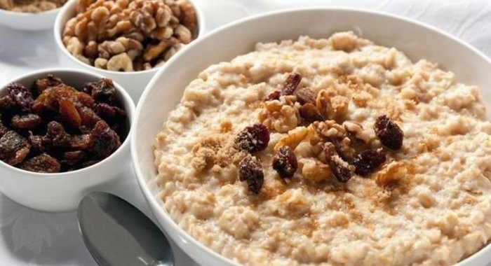 Овсяная каша с изюмом и персиками