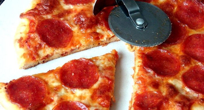 Пицца с копченой колбаской