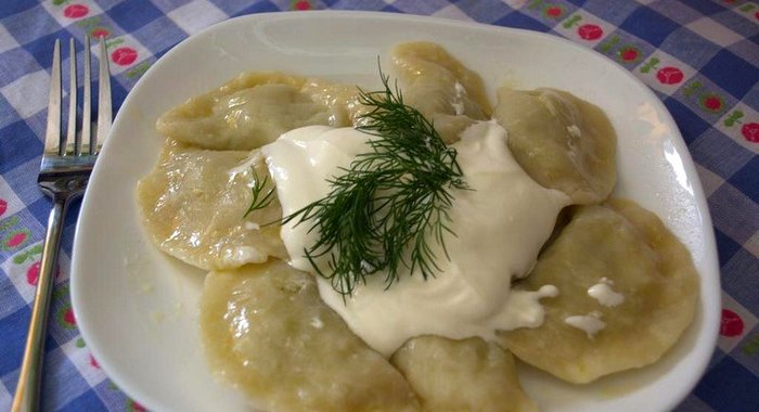 Вареники по - украински из молодой капусты с малом и сметаной