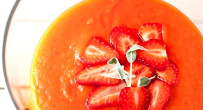 Летний суп-пюре с папайей и клубникой