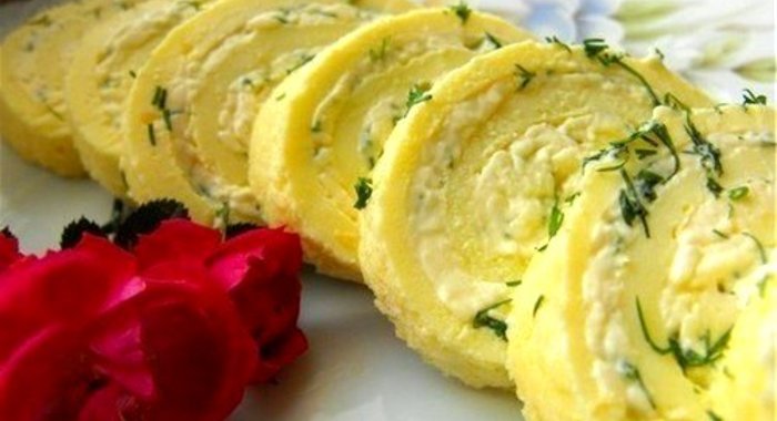 Рулет омлетный с плавленым сыром