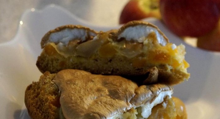 Шарлотка с курагой