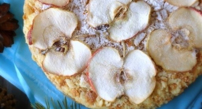 Слоеный торт с яблоками и ванильным кремом