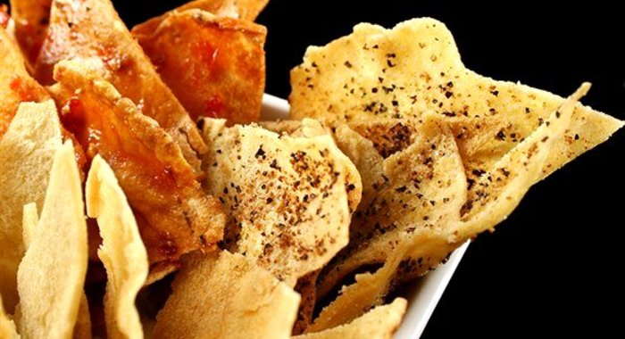 Хрустящие чипсы из питы с чили и сыром