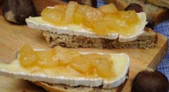 Грушевое варенье с сыром камамбер и каштановым хлебом