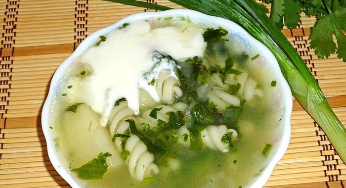 Легкий суп с макаронами и свежей зеленью