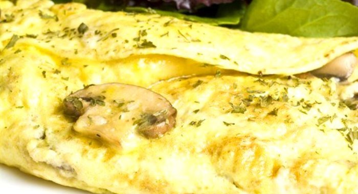 Нежный омлет с грибами и сыром