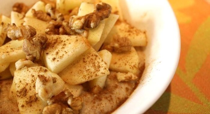 Овсянка с яблоками, орехами и корицей