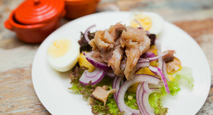 Картофельный салат с копченой рыбой и свеклой