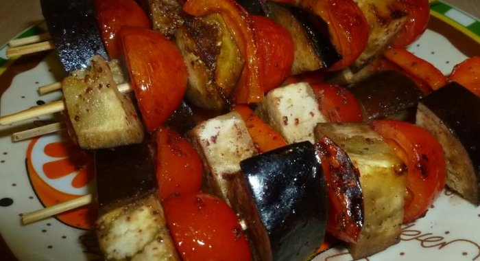 Пряные овощи на шпажках