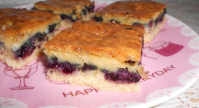 Оригинальная шарлотка с черникой