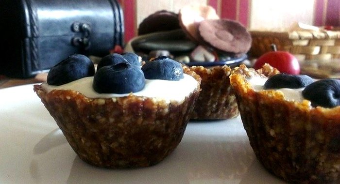 Финиковые корзиночки с голубикой