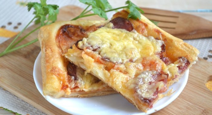 Пицца на слоеном тесте в духовке