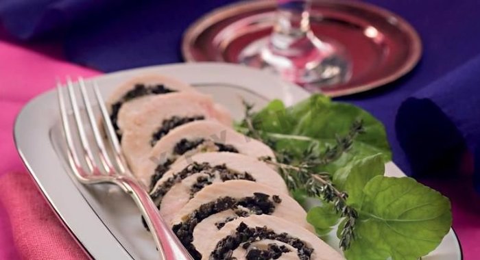 Куриный рулет с солеными грибами
