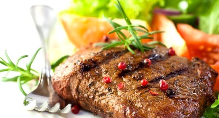 Маринованные в красном вине и розмарине говяжьи стейки