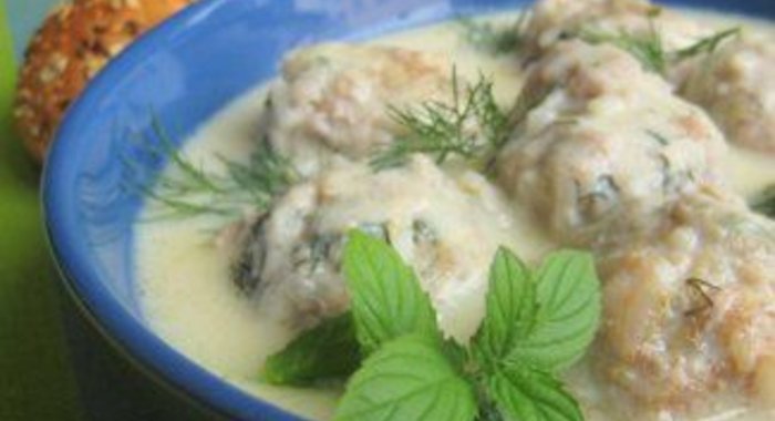 Юварлакья авголемоно (фрикадельки в яично-лимонном соусе)