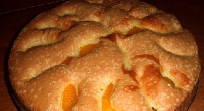 Шарлотка с яблоками и персиками