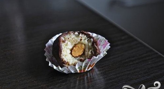 Кокосовые конфеты с миндалем и шоколадом