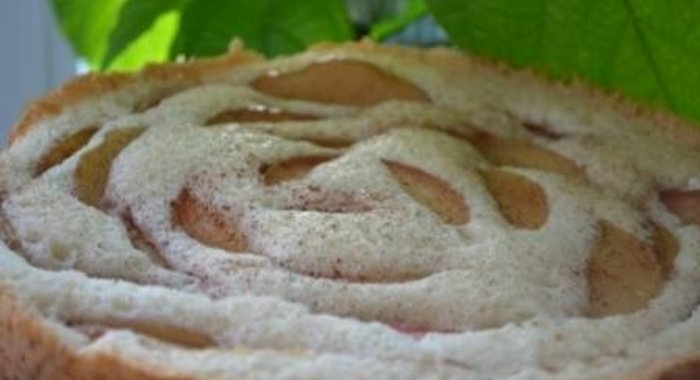 Яблочная шарлотка с корицей
