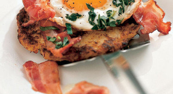 Глазунья с беконом на картофельно-яблочных лепешках