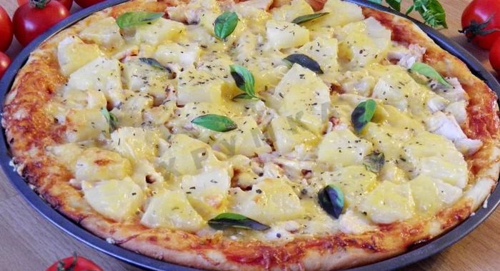 Пицца с курицей и ананасами