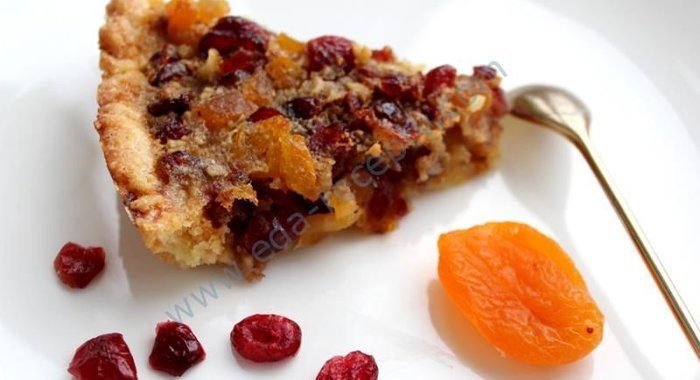 Пирог с клюквой орехами и курагой