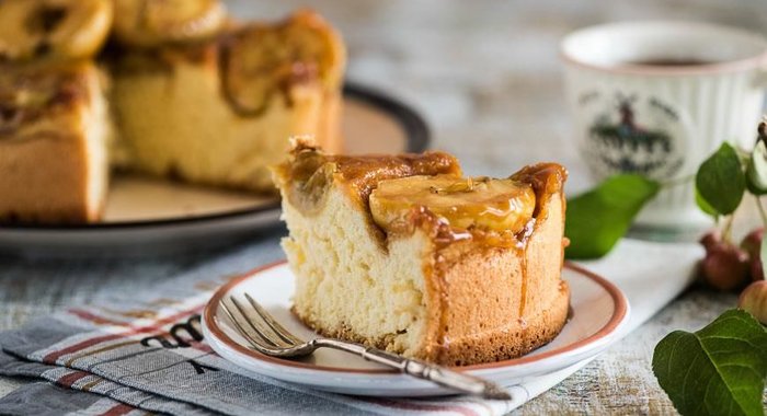 Яблочная шарлотка с карамелью