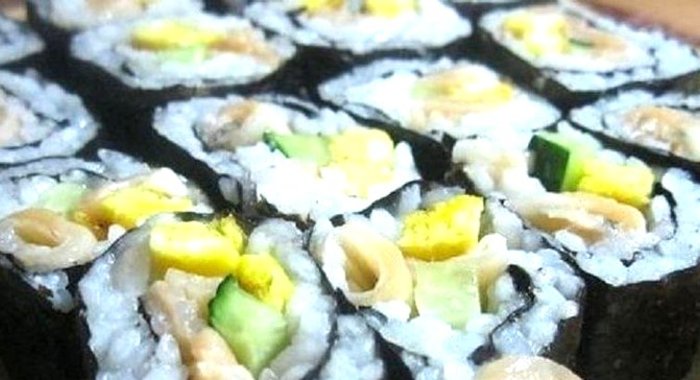 Роллы с рыбой и огурцом