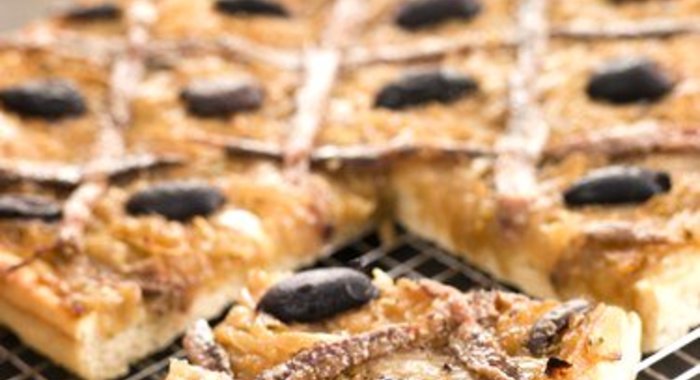 Слоенный пирог с анчоусами и оливками