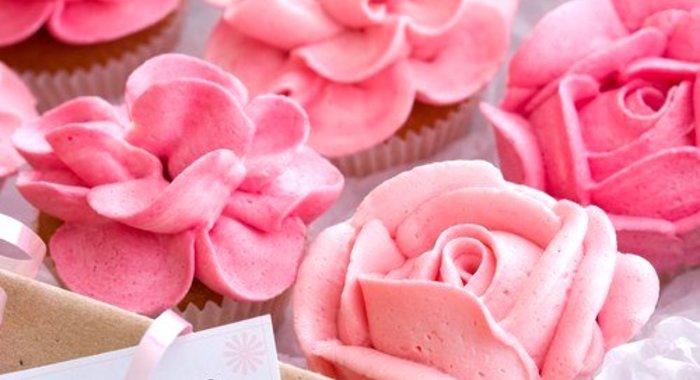 Розовый сливочный крем