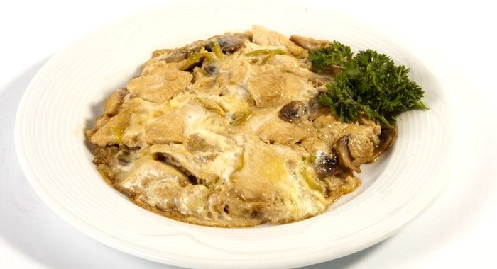 Куриное филе в соевом соусе, в омлете с рисом и спаржей