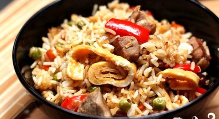 Рис со свининой, омлетом и овощами