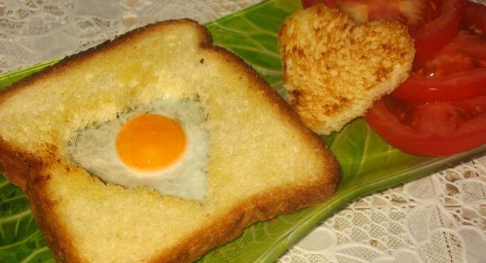 Яичница в хлебе в форме сердца