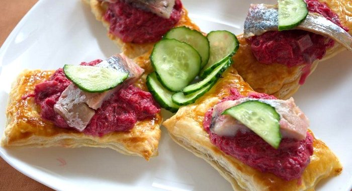 Тосты с сельдью и свеклой