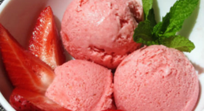 Клубничное мороженое с мятой