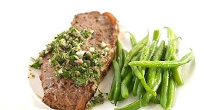 Говяжий стейк с сальсой и фасолью