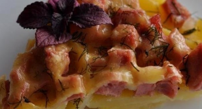 Картофельная запеканка с колбасой
