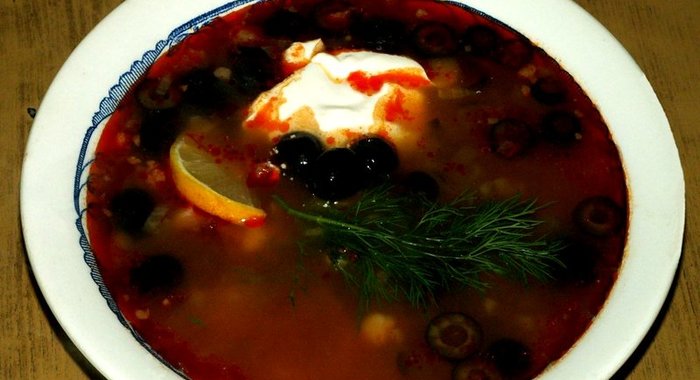 Солянка с копчеными ребрышками