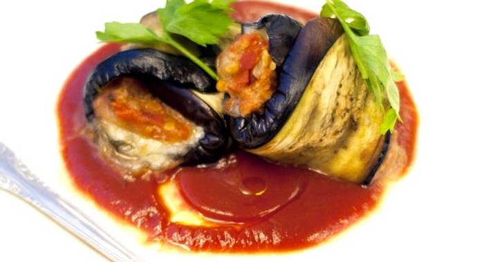 Баклажановые рулетики с моцареллой и томатным соусом