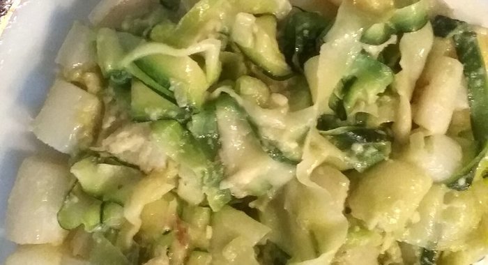 Лапша из цукини со спаржей и кремом из авокадо